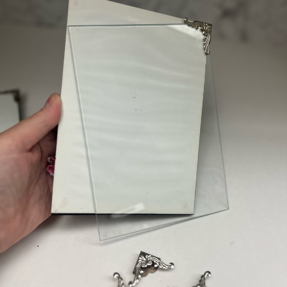 Vintage-Inspired Filigree Corner Clip Picture Frame,Ornate  Desktop Photo